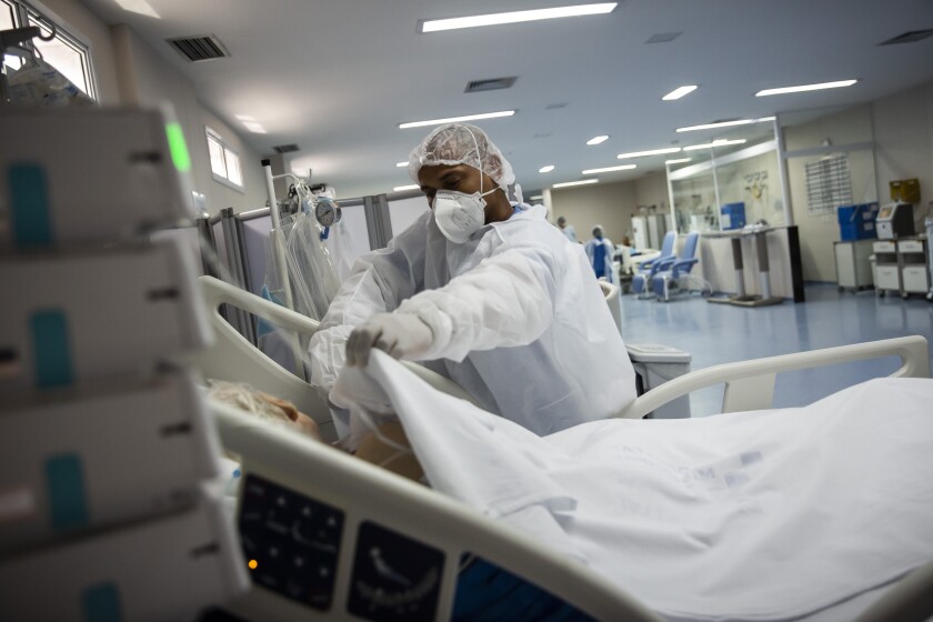 Un enfermero acomoda a un enfermo de COVID-19 en la unidad de cuidados intensivos del hospital Dr. Ernesto Che Guevara en Maricá, Brasil 26 de enero de 2022. (AP Foto/Bruna Prado)