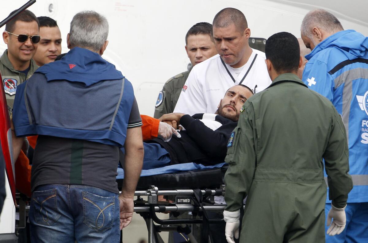 El futbolista brasileño Alan Ruschel, uno de los seis sobrevivientes de la tragedia aérea del Chapecoense, es trasladado en un avión con instrumentos médicos de la Fuerza Aérea Brasileña el pasado martes 13 de diciembre de 2016, desde la base aérea CACOM 5 de Ríonegro (Colombia) hacia Brasil.