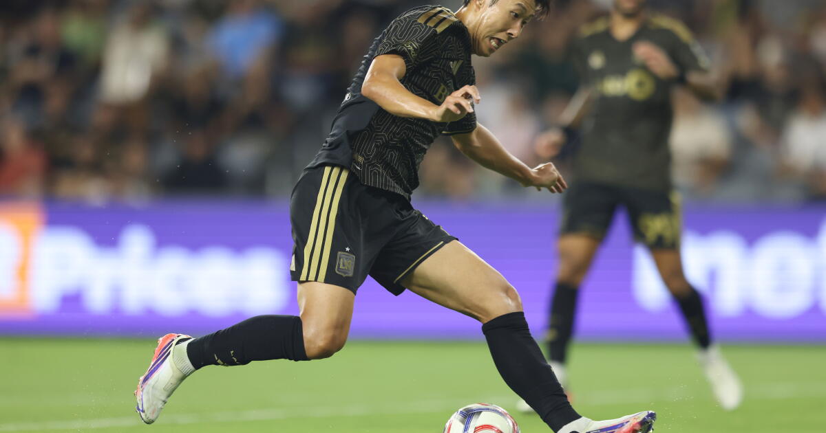 Photo: latimes.com LOS ANGELES, CALIFORNIA - SEPTEMBER 09: Son Heung-Min #7 of Los Angeles FC dribbles the ball during the first half of the