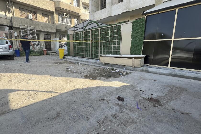 Manchas de sangre en el suelo del sitio donde se perpetró un tiroteo el sábado 27 de abril de 2024, en Bagdad, Irak. (AP Foto/Ali Jabar)