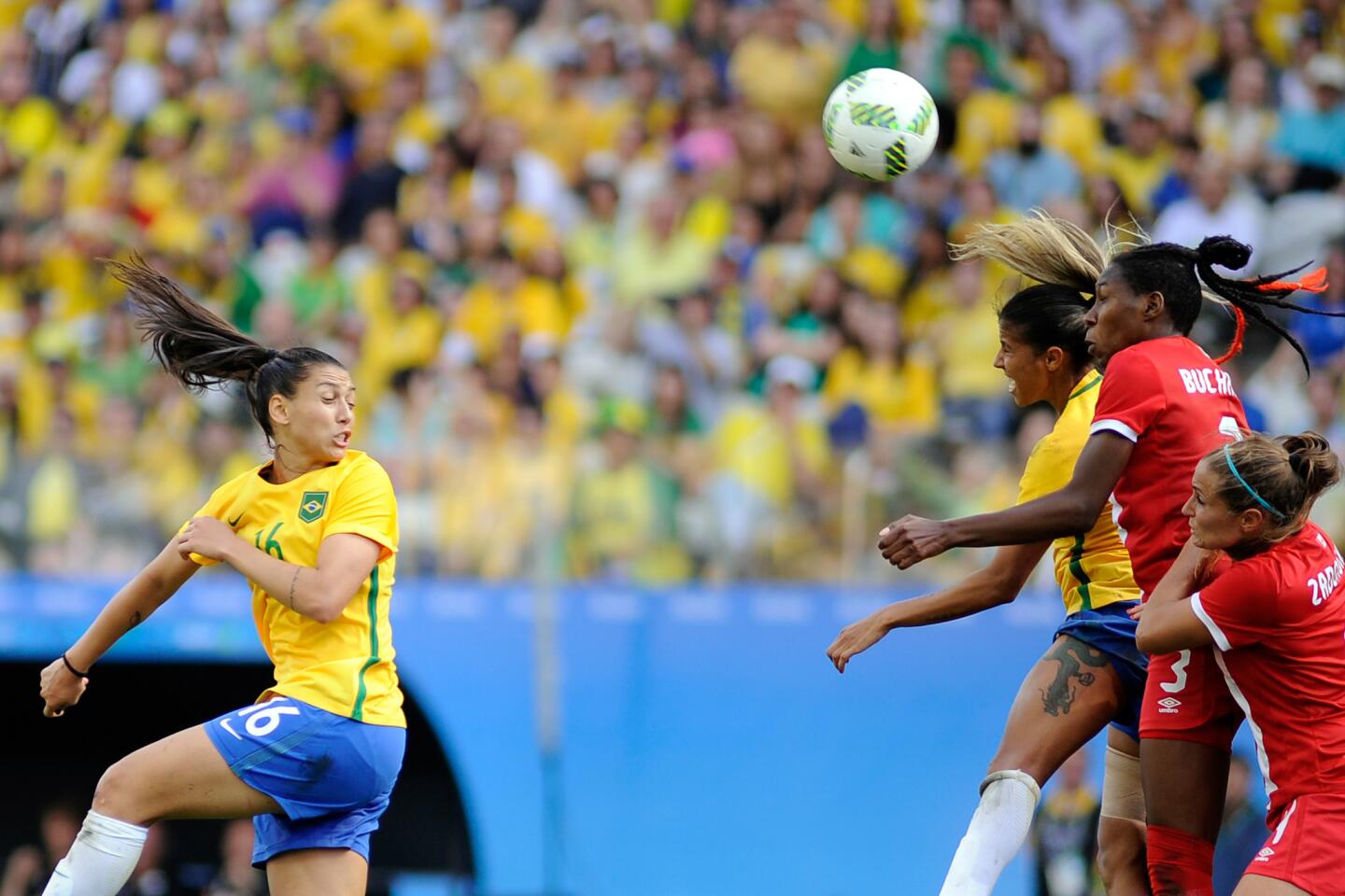 La jugadora de Brasil Beatriz (i) cabecea ante Canadá, durante el partido por la medalla de bronce de fútbol femenino de los Juegos Olímpicos Río 2016 en el estadio Arena Corinthans de Sao Paulo. Canadá ganó 2-1.