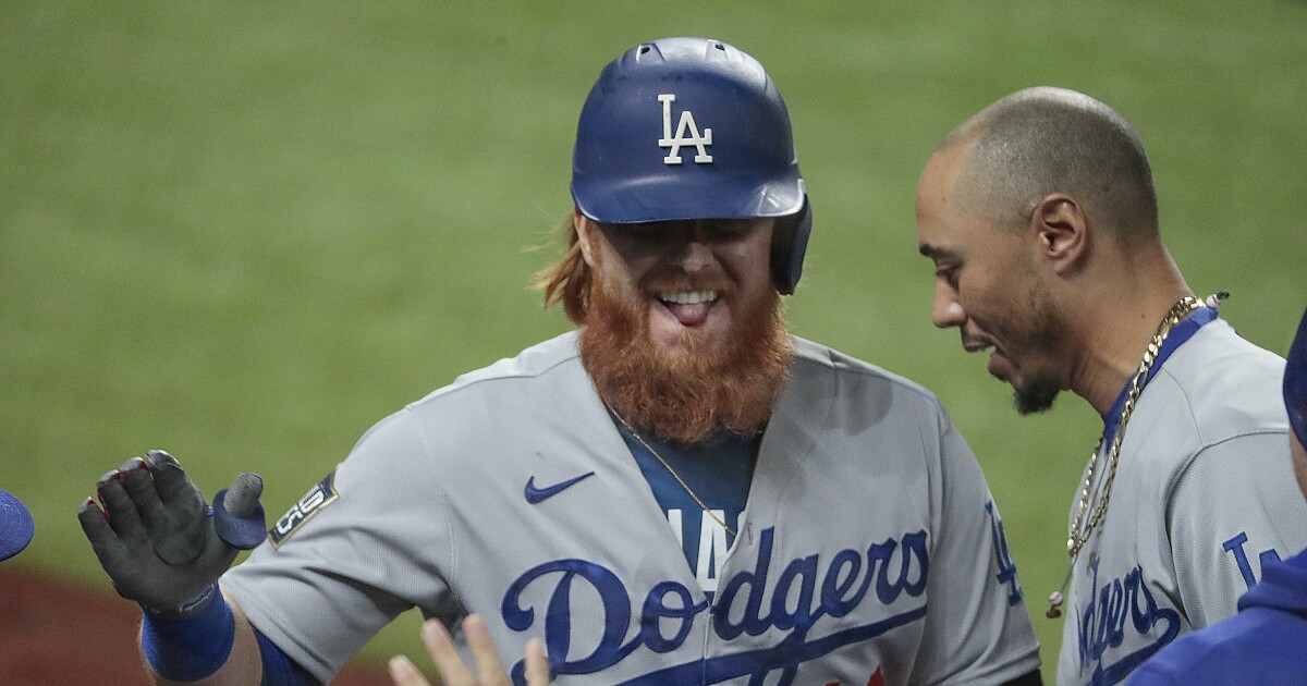 Dodgers sign third baseman Justin Turner for two years