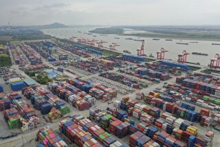 ARCHIVO - Cientos de contenedores se encuentran en el puerto de Nanjing, provincia de Jiansu, en el este de China, aguardando ser embarcados con mercancías, el 27 de noviembre de 2022. (Chinatopix víaa AP, Archivo)
