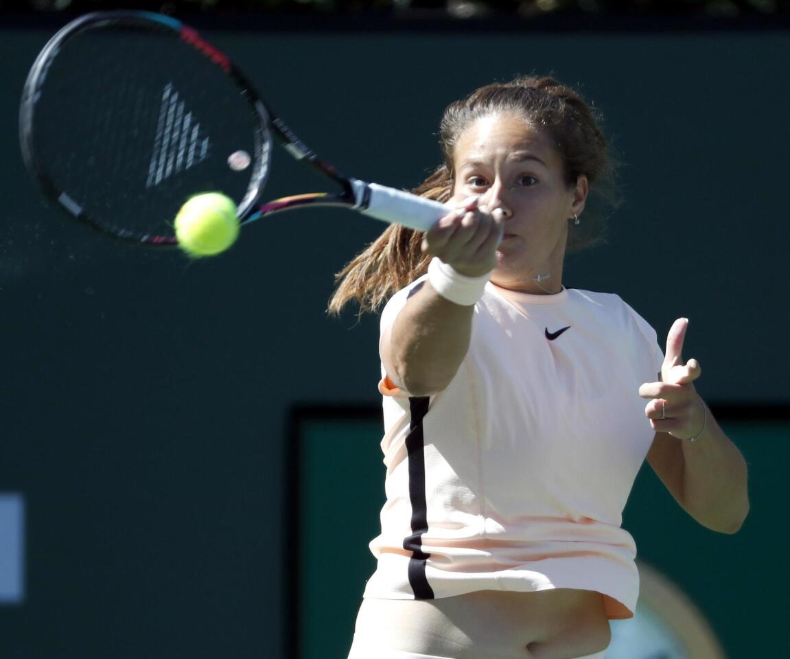 MAN05. Indian Wells (United States), 18/03/2018.- Daria Kasatkina from Russia in action against Naomi Osaka from Japan in their finals match of the BNP Paribas Open at the Indian Wells Tennis Garden in Indian Wells, California, USA, 18 March 2018. (Abierto, Tenis, Rusia, Japón, Estados Unidos) EFE/EPA/MIKE NELSON ** Usable by HOY and SD Only **