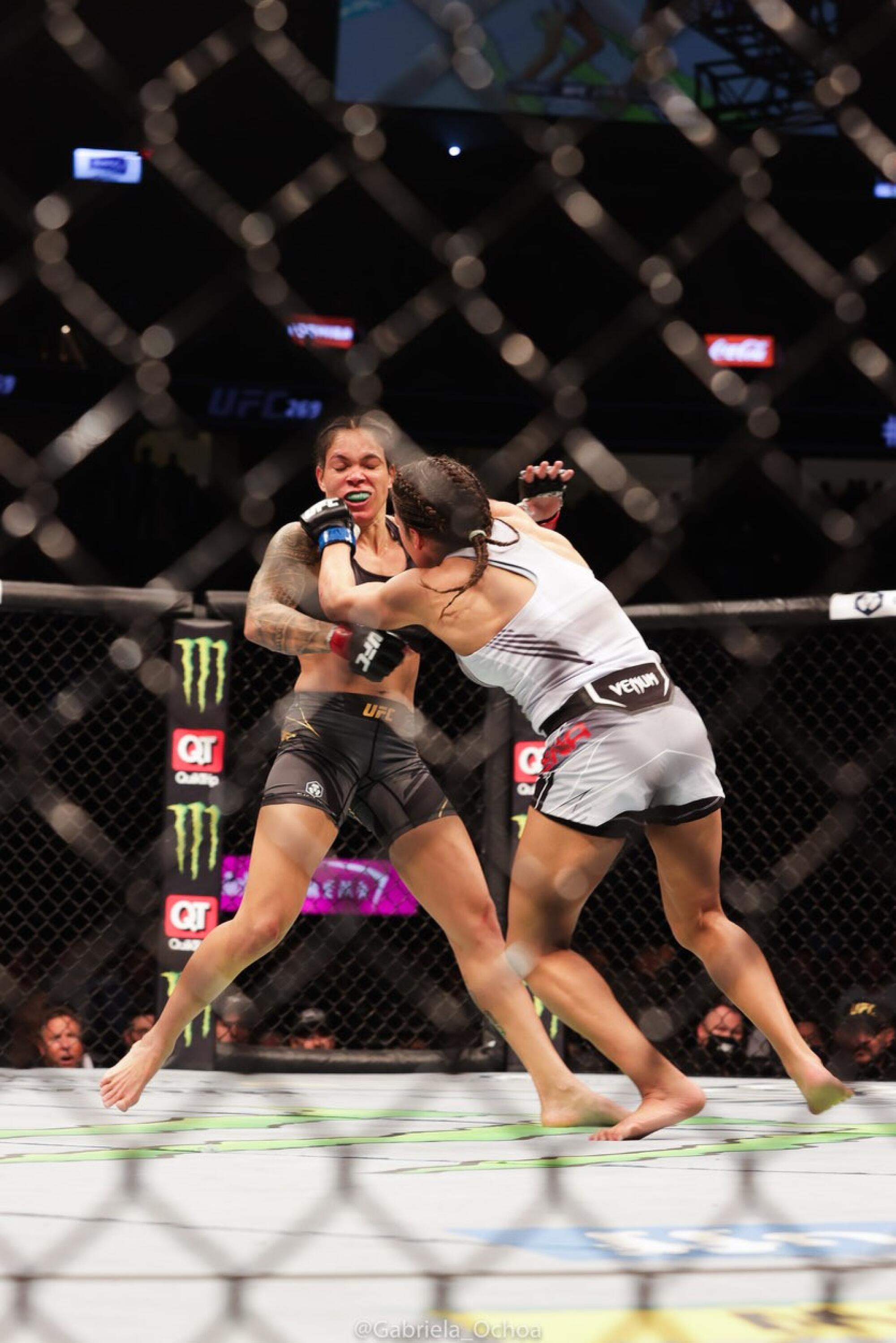 Julianna Peña golpea el rostro de Amanda Nunes en la función de UFC 269 en Las Vegas, Nevada.