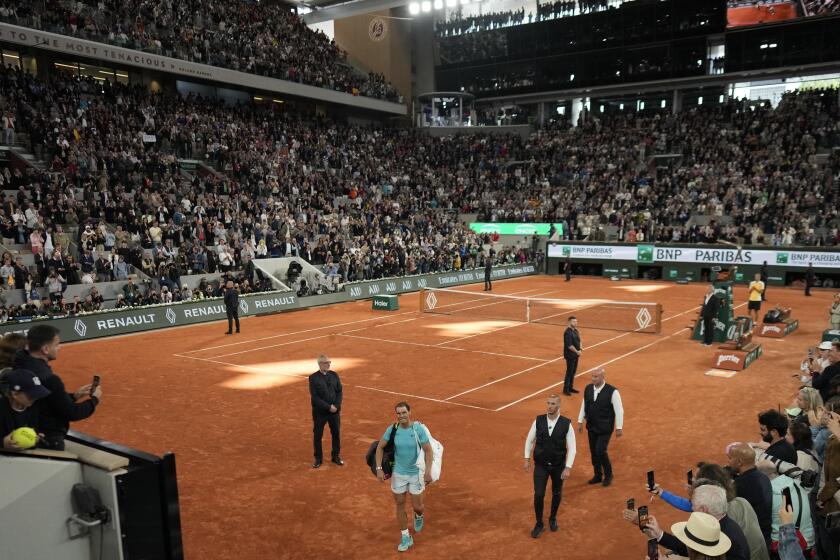 Rafael Nadal se marcha de la pista tras perder ante Alexander Zverev en la primera ronda del Abierto de Francia, el lunes 27 de mayo de 2024. (AP Foto/Thibault Camus).