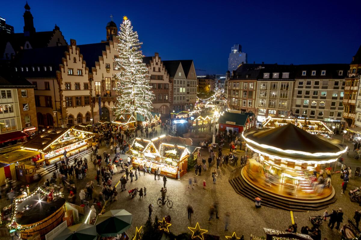 ARCHIVO - Luces iluminando el mercado de Navidad en Fráncfort, Alemania