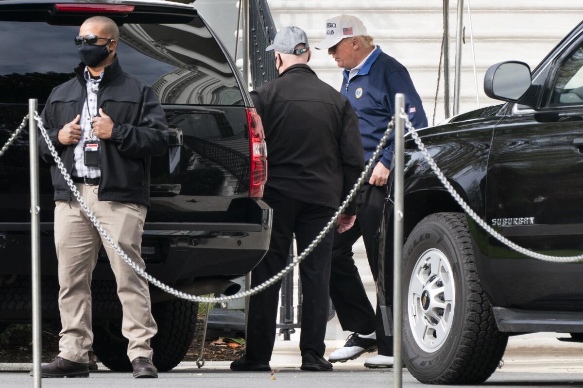 El presidente Donald Trump poco antes de subirse a su camioneta
