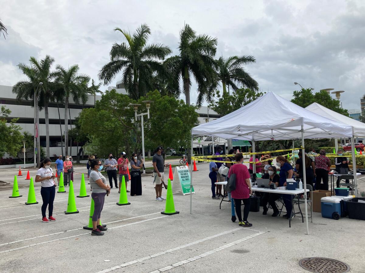 Pese a más hospitalizados en Florida, gobernador no ordena uso de tapabocas