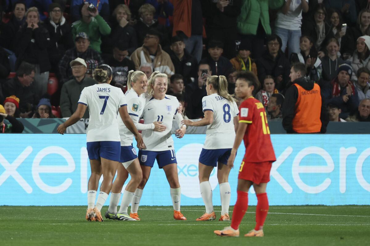 Lauren Hemp (centro) celebra con sus compañeras tras anotar un gol en la victoria 6-1 ante China 