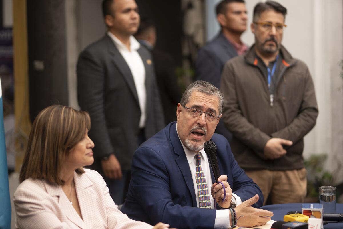 ARCHIVO - El presidente electo de Guatemala, Bernardo Arévalo, da una conferencia de prensa