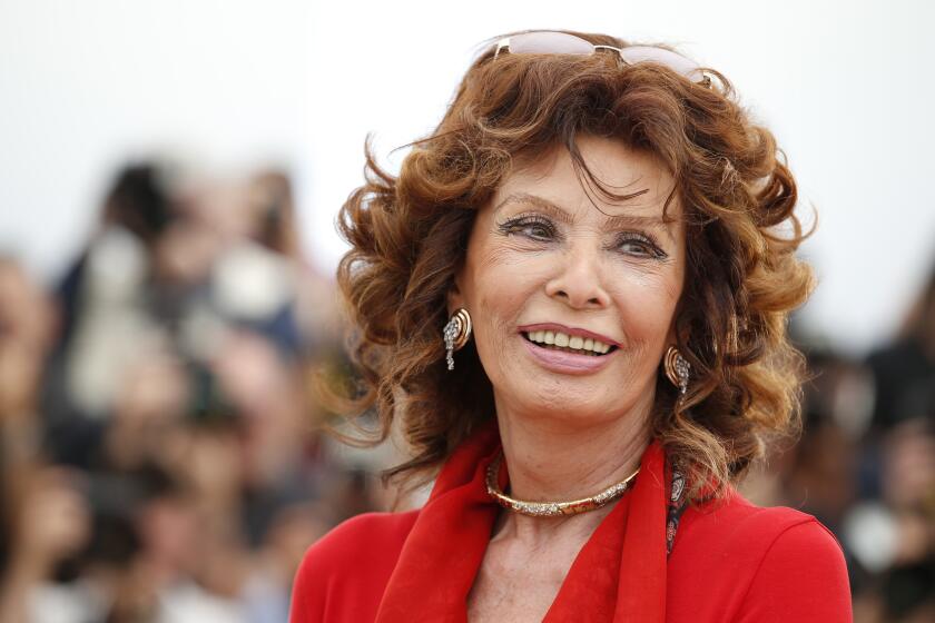 ARCHIVO - La actriz italiana Sophia Loren sonríe durante una sesión fotográfica para "Human Voice" en el 67º festival internacional de cine, Cannes, sur de Francia, el 21 de mayo de 2014. Loren se recupera tras una exitosa cirugía por una fractura de pierna que sufrió después de caer en su casa de Suiza, dijo un agente de la actriz italiana de 89 años el lunes 25 de septiembre de 2023. (Foto AP/Alastair Grant, archivo)