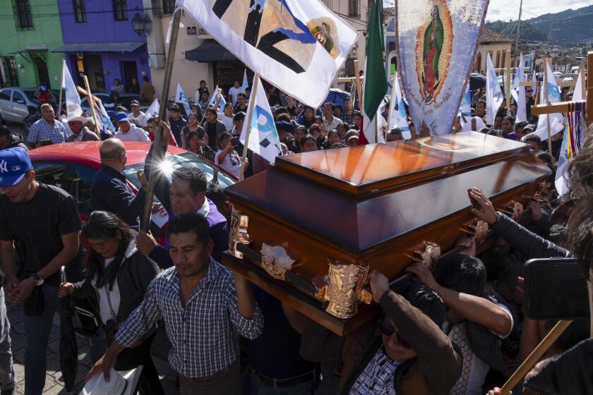 Personas cargan el féretro del sacerdote católico Marcelo Pérez, quien fue asesinado el sábado en la ciudad de San Cristóbal de las Casas, el domingo 20 de octubre de 2024, en el estado de Chiapas. (AP Foto/Isabel Mateos)