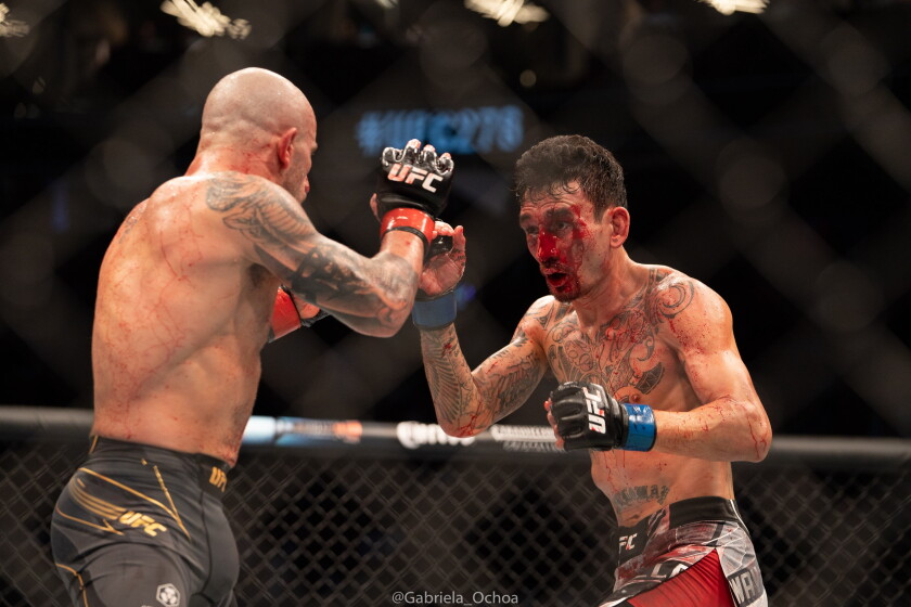 Alexander Volkanovski (izq.) derrotó a Max Holloway (der.).