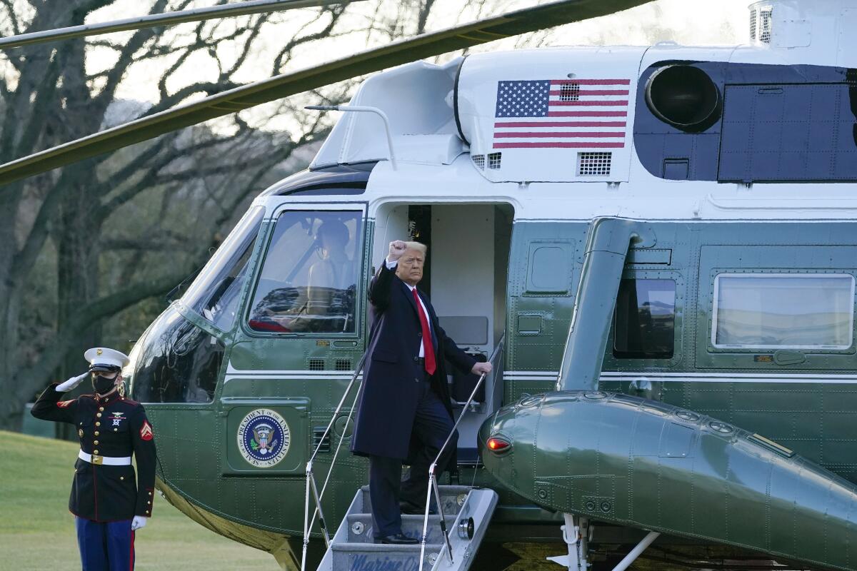 Presidente Donald Trump saluda al abordar el helicóptero Marine One en el jardín de la Casa Blanca