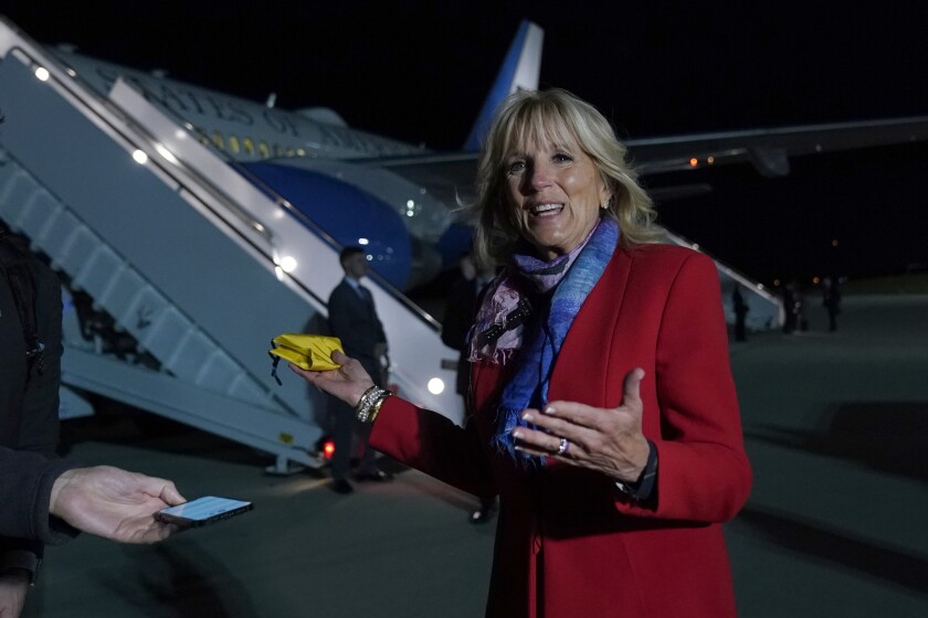 First Lady Jill Biden asfaltta bir uçağın yanında