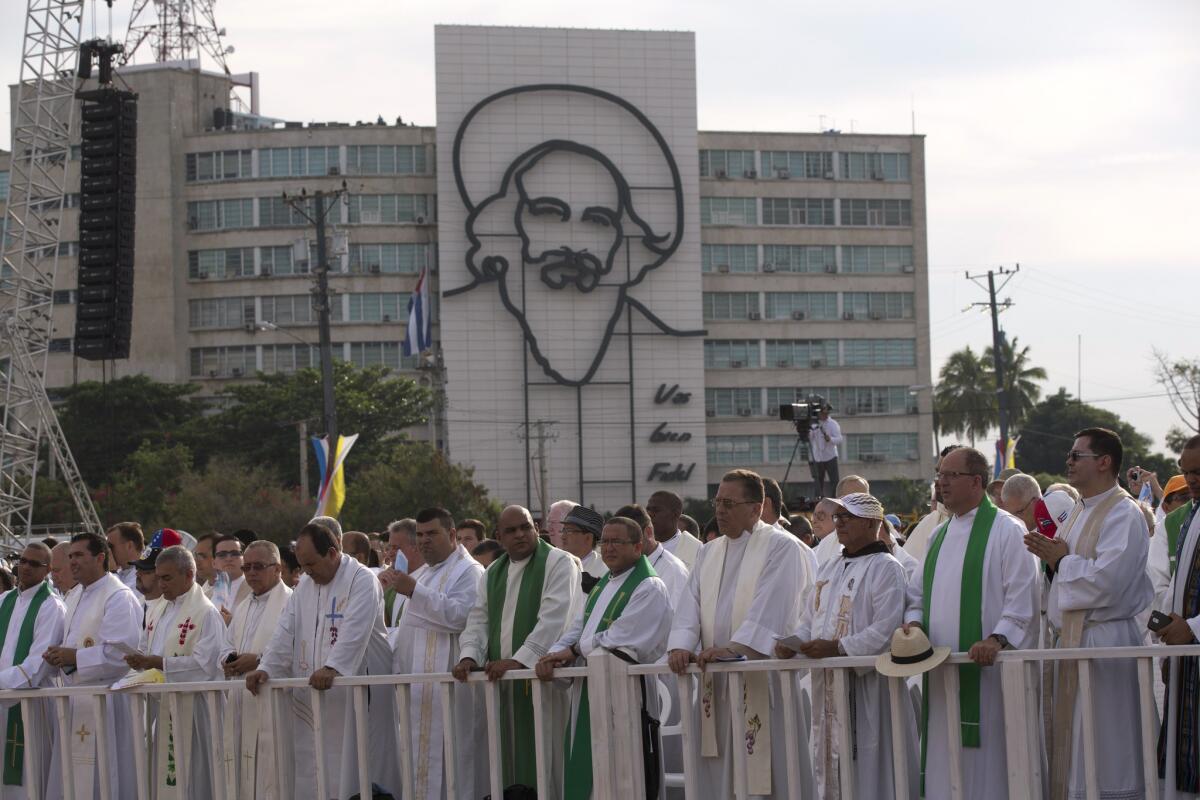 Sacerdotes participan de la misa celebrada por el papa Francisco en la histórica Plaza de la Revolución en la capital cubana. La Habana, domingo 20 d septiembre de 2015.