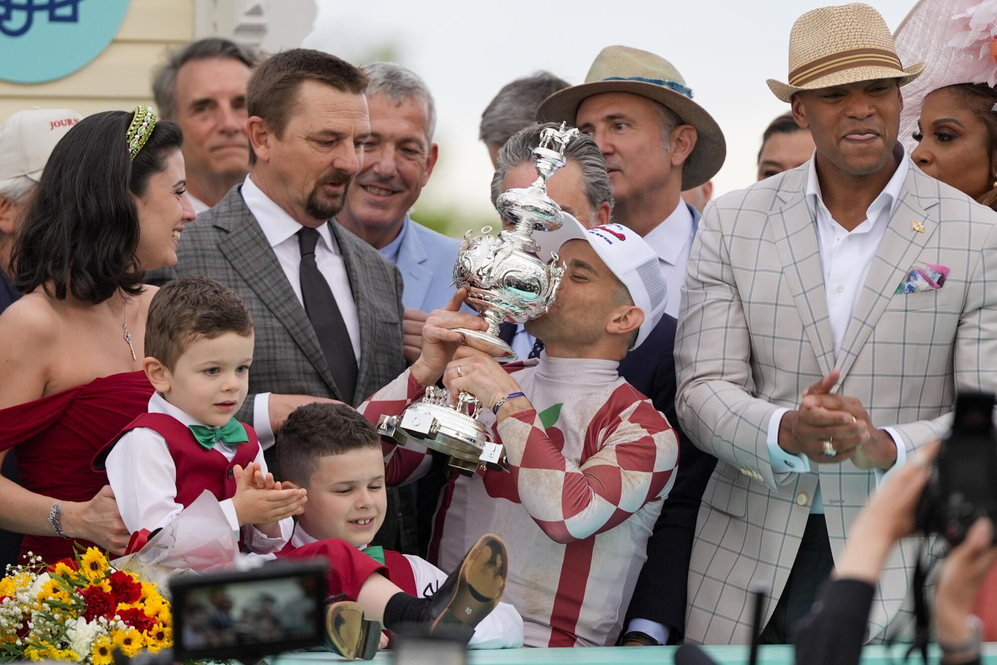 赛马·乌姆伯托·里斯波利(Jockey Umberto Rispoli)在他的新闻报道赌注中赢得胜利后亲吻伍德劳恩(Woodlawn)。