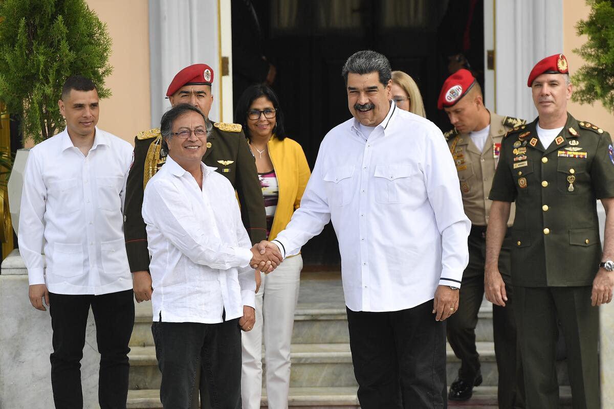 El presidente de Colombia, Gustavo Petro, a la izquierda, le da la mano al presidente de Venezuela, Nicolás Maduro.