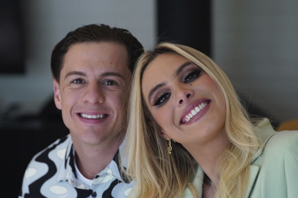 La influencer, cantante y modelo venezolano-estadounidense Lele Pons, posa para un retrato con su esposo