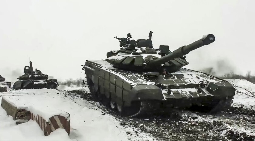 La foto distribuida por el Servicio de Prensa del Ministerio de Defensa Ruso muestra tanques rusos
