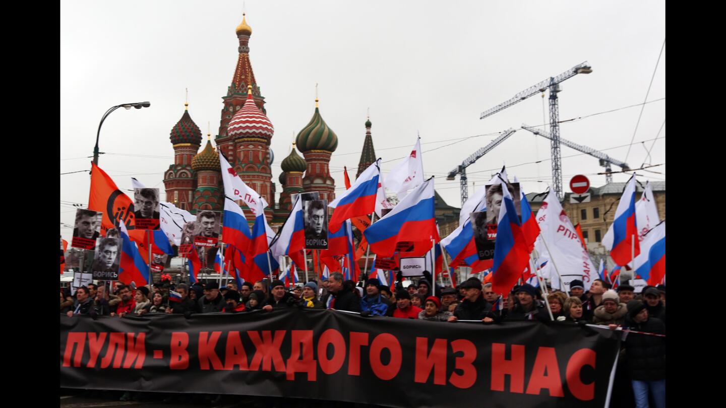 Thousands of people marched to the Kremlin Sunday afternoon to mourn the loss of key opposition figure Boris Nemtsov, slain Friday night.