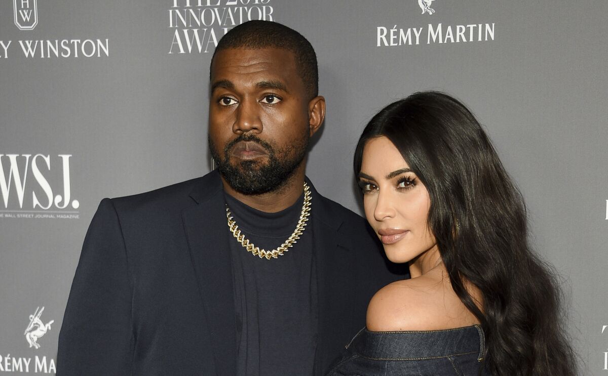 Kanye West (izq) y Kim Kardashian fotografiados durante la entrega de Premios a la Innovación de la WSJ. 