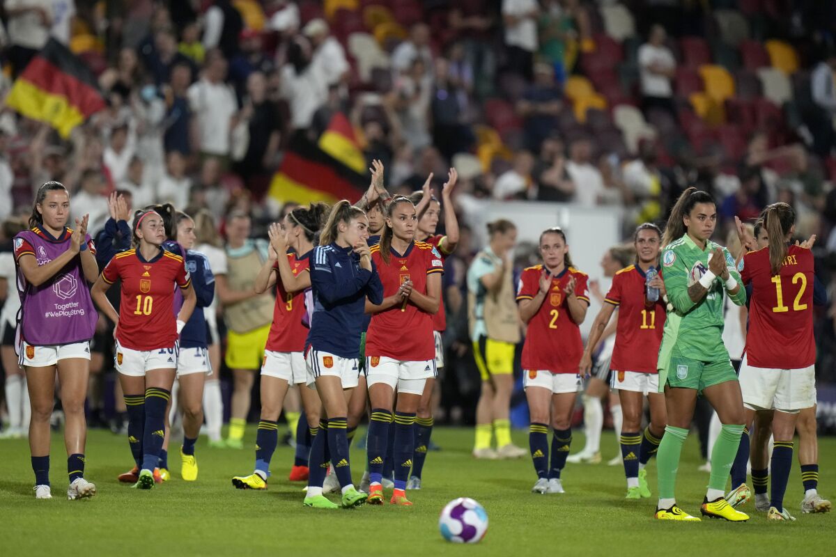 ARCHIVO - Las seleccionadas de España aplauden al final de un partido de la Eurocopa ante Alemania, el 12 de julio de 2022, en Londres (AP Foto/Alessandra Tarantino, archivo)