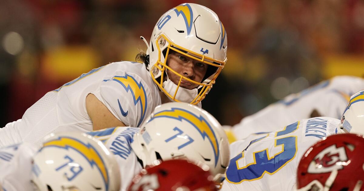 Justin Herbert starts for Chargers despite rib injury