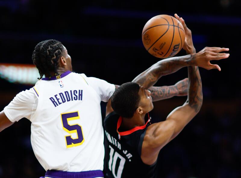 Lakers forveti Cam Reddish (solda) ve Houston Rockets forveti Jabari Smith Jr. ikinci yarıda ribaund için mücadele ediyor.