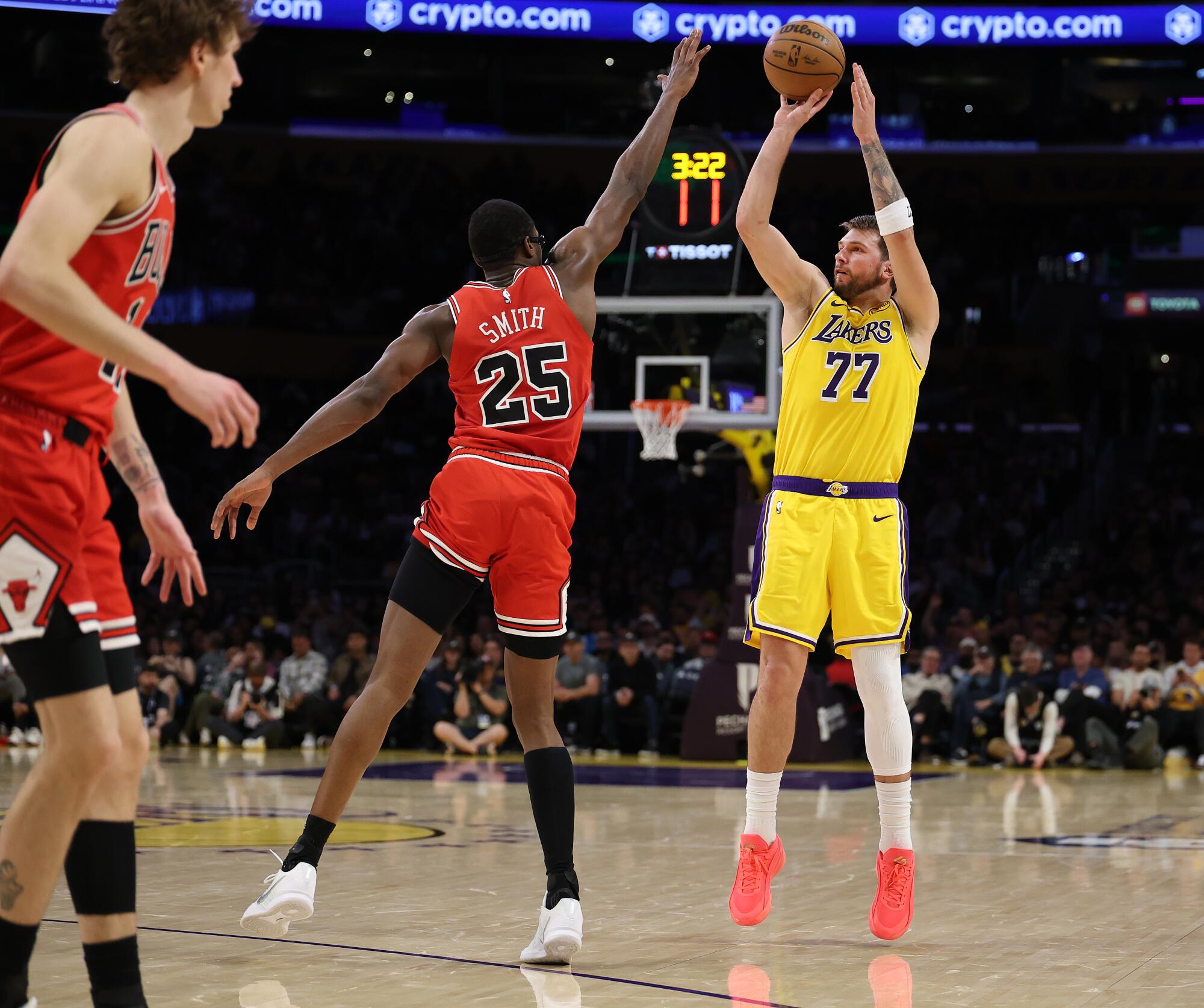 Luka Doncic, Lakers'ın Perşembe günkü galibiyeti sırasında Bulls'un forveti Jalen Smith'e üç sayılık atış yaptı.