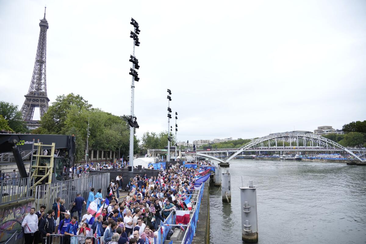 Los espectadores aguardan por el comienzo de la ceremonia de inauguración de los Juegos Olímpicos 