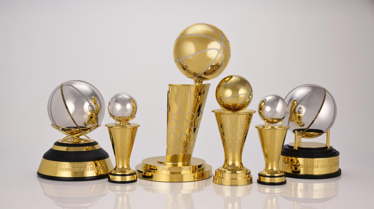 En una fotografía proporcionada por la NBA se aprecia un grupo de trofeos. 