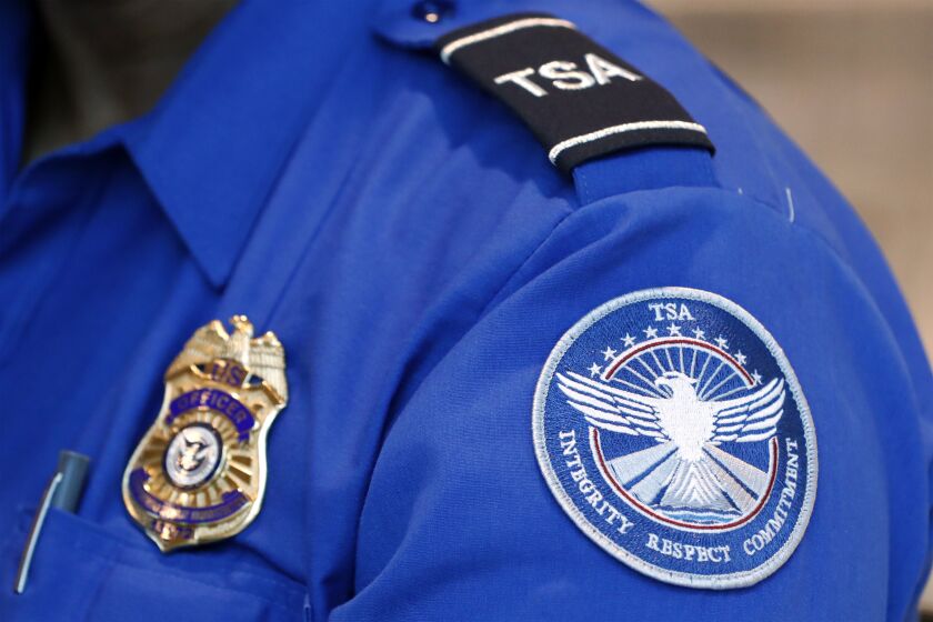 Un agente de la Administración de Seguridad en el Transporte en el aeropuerto Dallas Love Field el 24 de junio de 2020 en Dallas. (AP Foto/Tony Gutierrez, Archivo)