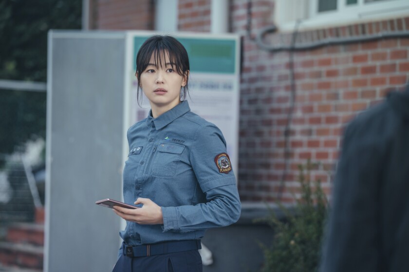 This image released by iQiyi shows Gianna Jun as Seo Yi-gang in a scene from "Jirisan." South Korean superstar Gianna Jun portrays a mountain ranger dealing with natural disasters while solving mysterious events in Jiri Mountain. (iQiyi via AP)