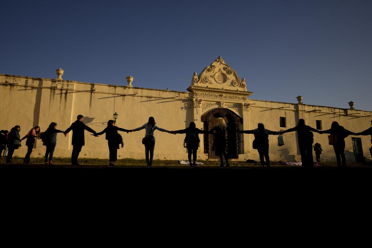 Mujeres protestan cogidas de la mano en los alrededores del Convento de San Bernardo en Salta, 