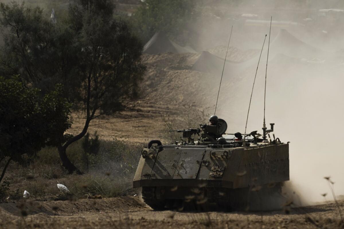 Un transporte blindado de tropa israelí se acerca a la frontera con Gaza, sur de Israel, 