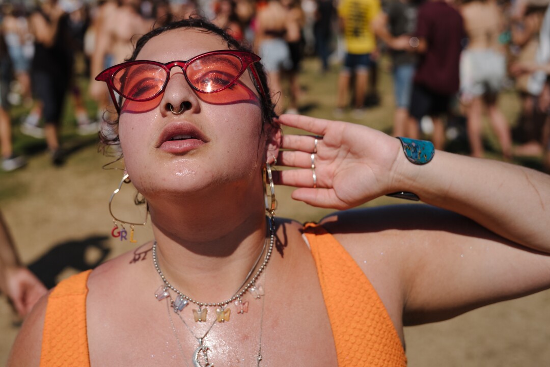 Chani Choina, 23 ans, pose pour un portrait après un défilé de la fierté le vendredi 25 juin 2021 à Tel Aviv, Israël.