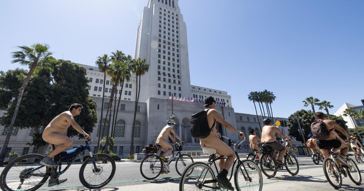 Deux coups de feu avec un pistolet BB alors qu’on roulait à vélo nu dans le centre-ville de Los Angeles ; le suspect a été arrêté