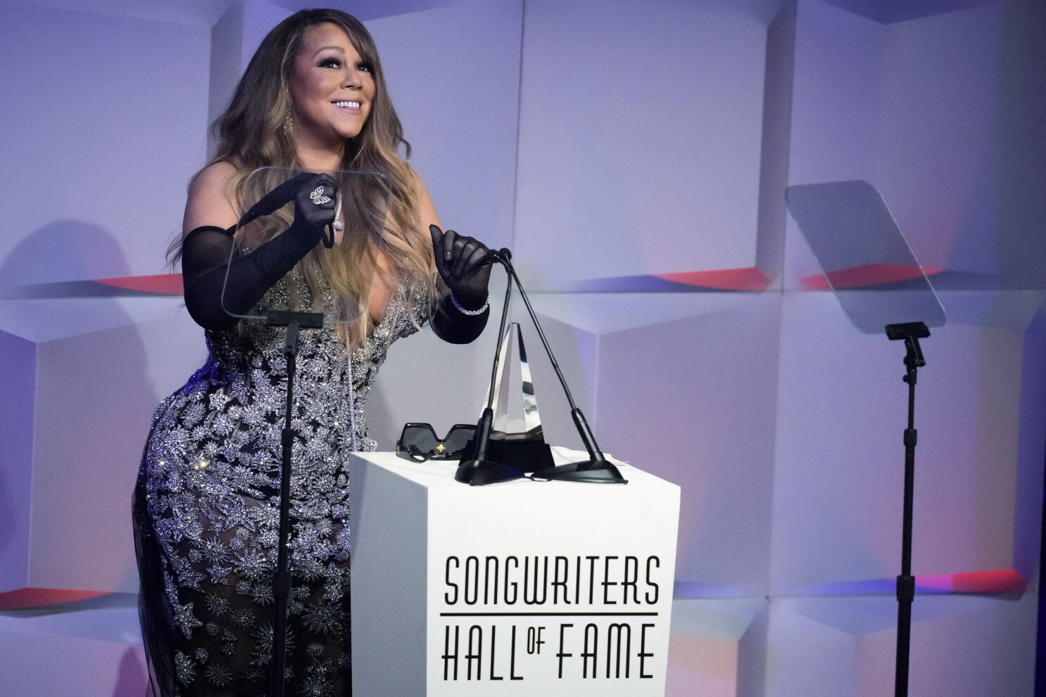 Mariah Carey Loses Bid To Trademark 'Queen Of Christmas' - Los Angeles Times
