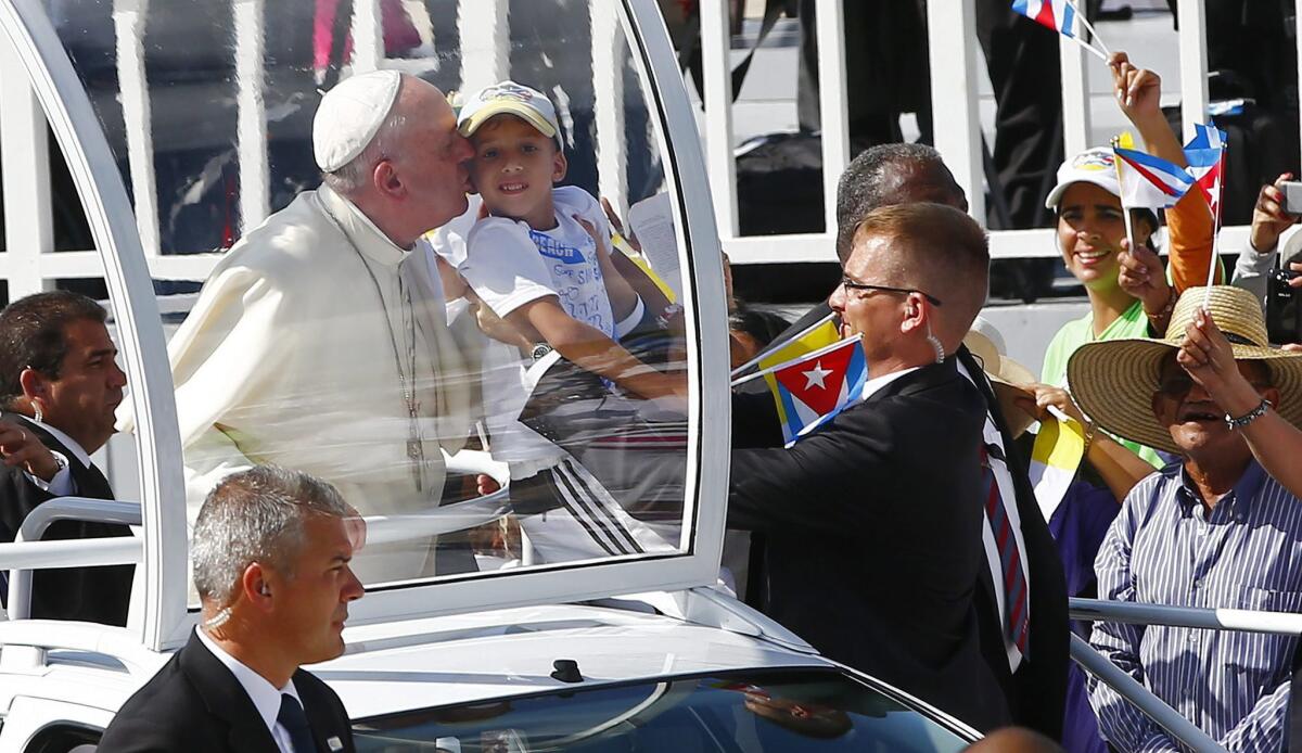 El papa Francisco saluda a un niño hoy, lunes 21 de septiembre de 2015, durante una misa en la Plaza de la Revolución Calixto García, en Holguín (Cuba). EFE/Tony Gentile/POOL