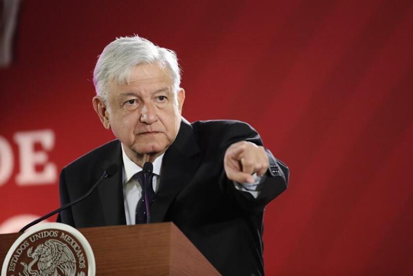 El presidente de México, Andrés Manuel López Obrador, habla durante su rueda de prensa matutina, hoy en Palacio Nacional, en Ciudad de México (México). EFE