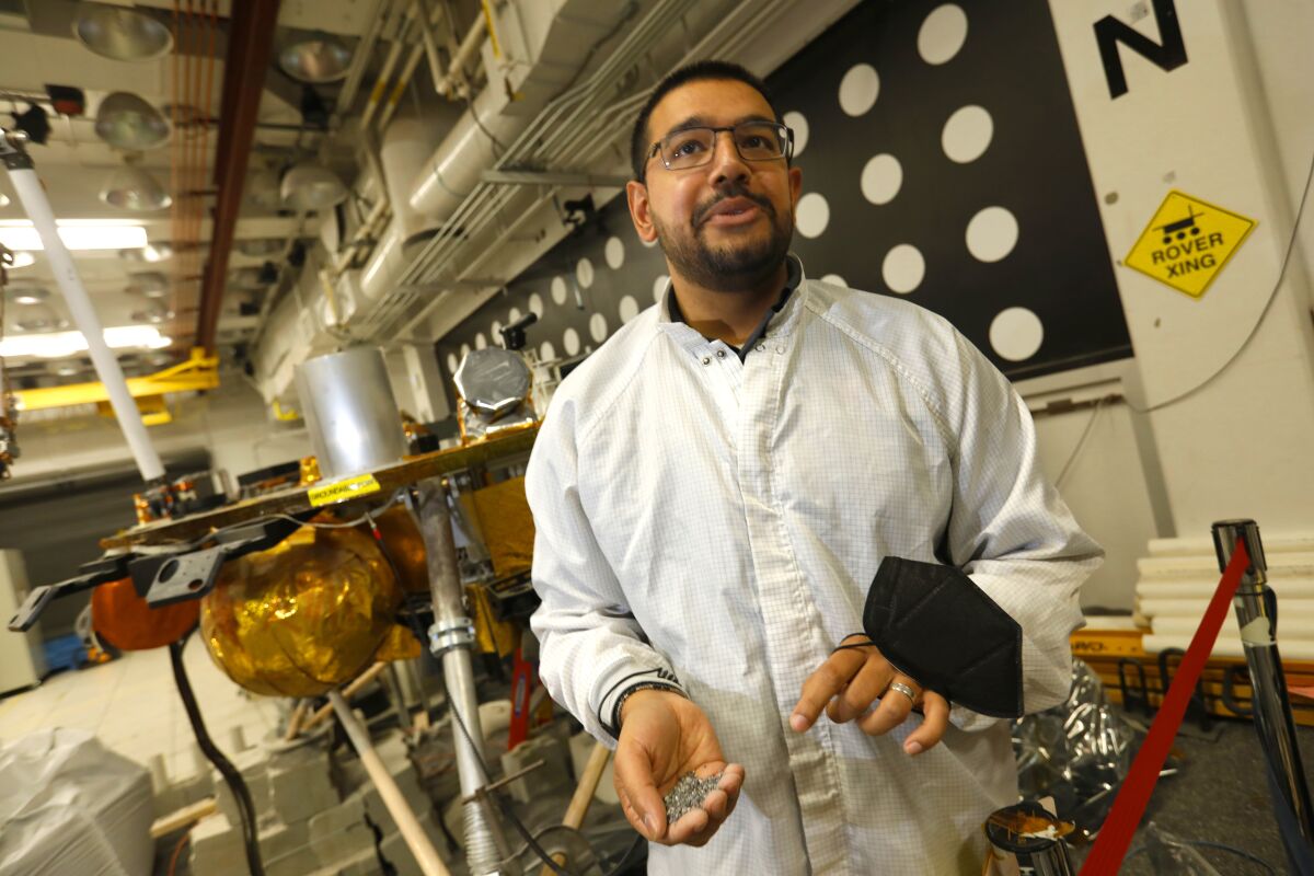 Pranay Mishra, NASA'nın Mars InSight iniş aracının ikizi olan ForeSight'ın yanında.