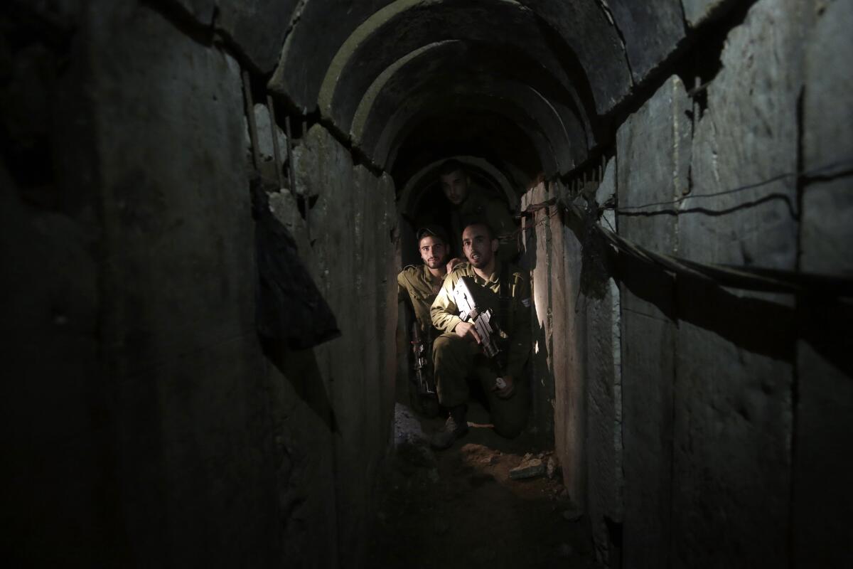 ARCHIVO - Soldados israelíes recorren un túnel descubierto cerca de la frontera Israel-Gaza