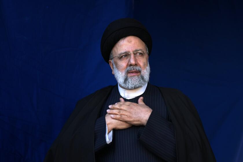 ARCHIVO - El presidente iraní Ebrahim Raisi hace un gesto de respeto a la multitud durante los funerales de las víctimas de la bomba en Kerman, 820 kilómetros al sureste de Teherán, 5 de enero de 2024. Risi arribó a Sri Lanka el miércoles 24 de abril de 2024 para la inauguración de un sistema de riego hidroeléctrico. (AP Foto/Vahid Salemi, File)