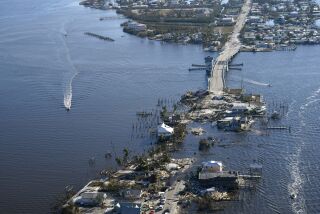 El puente que lleva de Fort Myers a Pine Island, Florida, se ve muy dañado tras el huracán Ian, el sábado 1 de octubre de 2022. Debido a los daños, la isla sólo es accesible por barco o por aire. (AP Foto/Gerald Herbert)