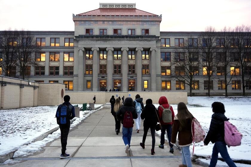 Estudiantes llegan a clases en la Escuela Secundaria Taylor Allderdice en Squirrel Hill, Pittsburgh, el 23 de enero de 2024. (AP Foto/Gene J. Puskar)