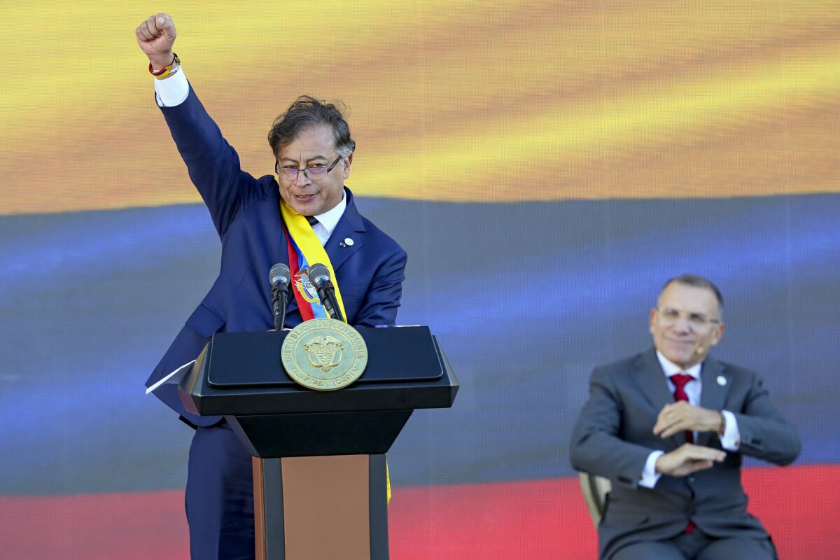 ARCHIVO - El presidente Gustavo Petro levanta el puño al final de su discurso de toma de posesión 
