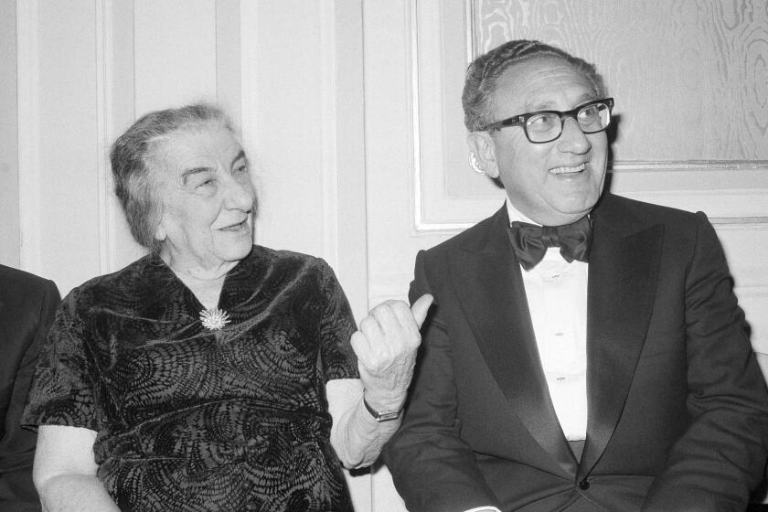 ARCHIVO - El exsecretario de Estado estadounidense Henry Kissinger y la ex primera ministra israelí Golda Meir conversan tras una cena del Congreso Judío Estadounidense, 4 de noviembre de 1977, en Nueva York. El legado de Henry Kissinger en el Oriente Medio fue la búsqueda de lo posible, lo que no significa necesariamente la paz, en uno de los conflictos más insolubles del mundo. Kissinger murió días atrás a los 100 años. (AP Foto/Ira Schwarz, File)