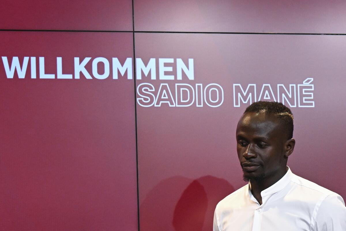 Sadio Mané llega a su presentación como nuevo jugador del Bayern Múnich, el miércoles 22 de junio de 2022. (Sven Hoppe/dpa vía AP)